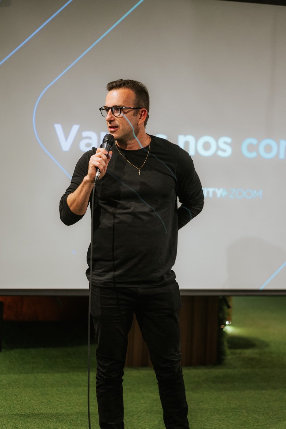 Henrique Medeiros palestrando com microfone