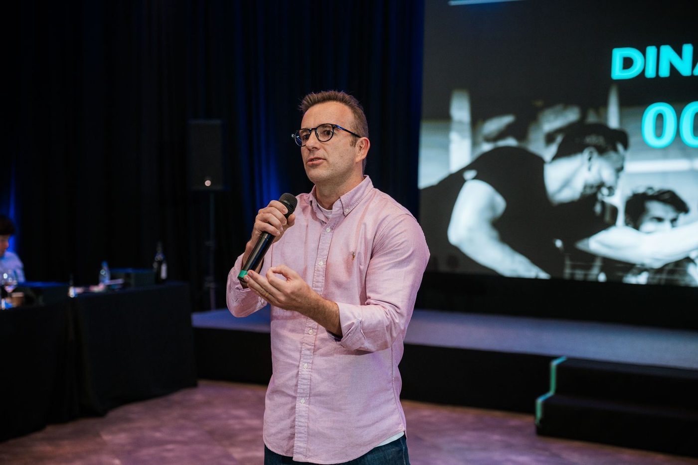 Henrique Medeiros conduzindo dinâmica em evento