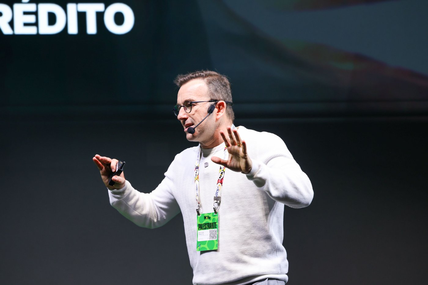 Henrique Medeiros palestrando no palco